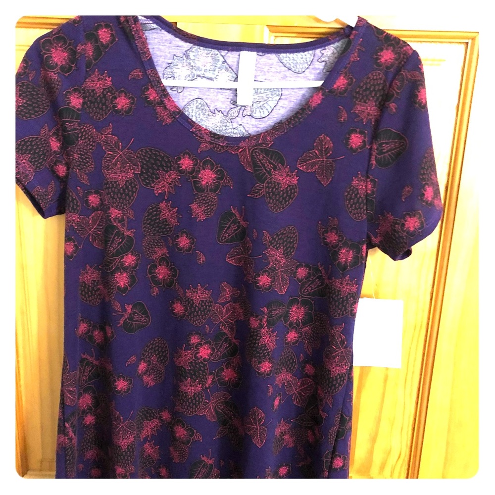 NWT. XS LulaRoe Classic Tee